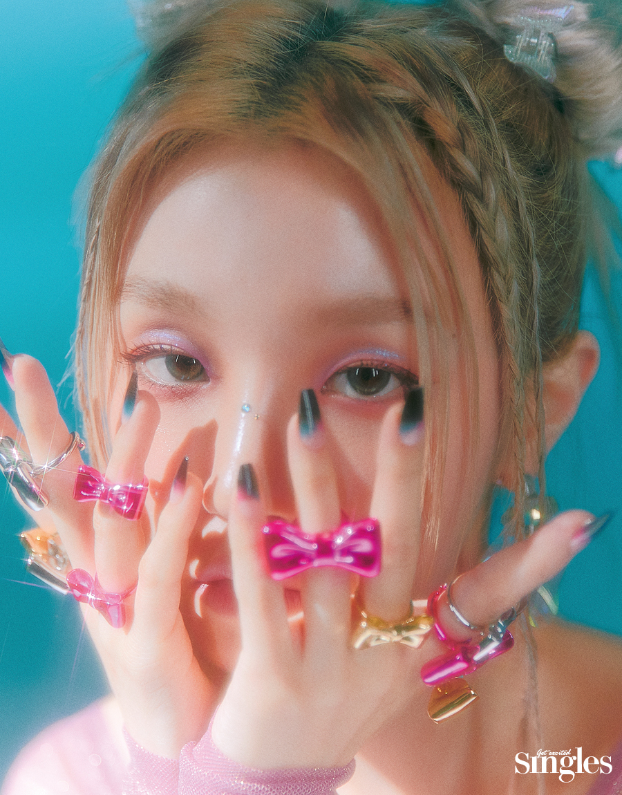 우기가 설트리버진의 톱, 천천의 이어링, 노악의 리본 반지를 착용하고 촬영한 싱글즈 화보